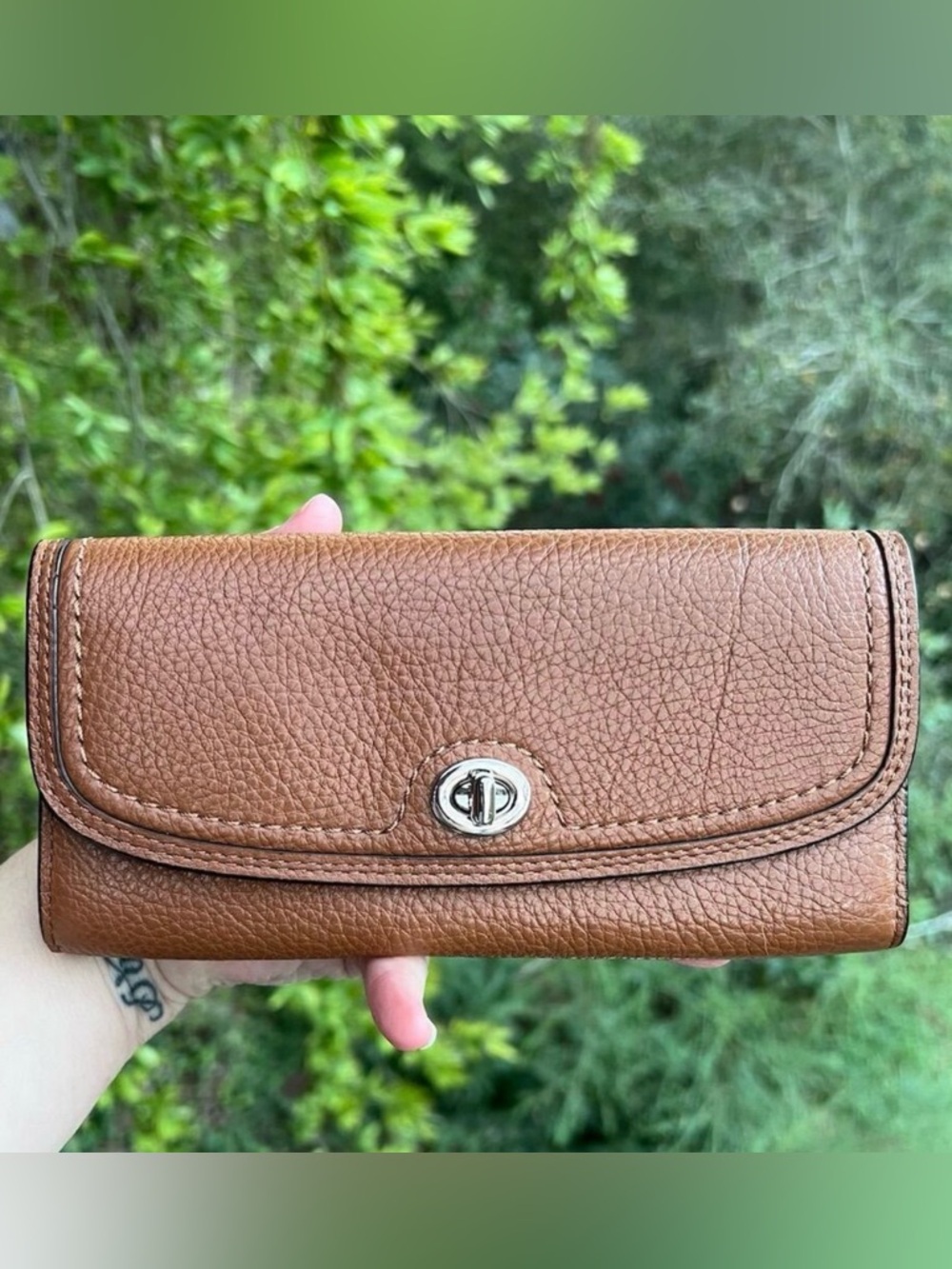 VINTAGE COACH Tan Pebble Leather w Silver Hardware Turnlock Envelope Wallet